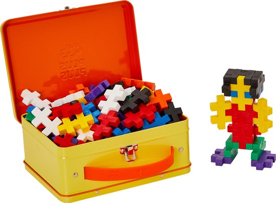 Een open gele koffer vol Plus-Plus bouwstenen met een blokfiguur ernaast.