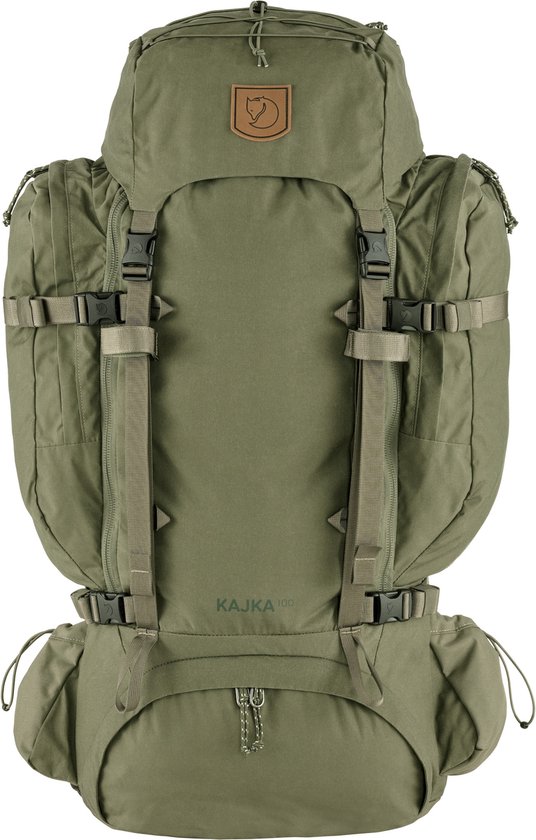 Olijfgroene trekkingrugzak met bruine banden, Fjällräven logo op de klep, verstelbare riemen en 'KAJKA 100' opdruk. Van voren gezien.