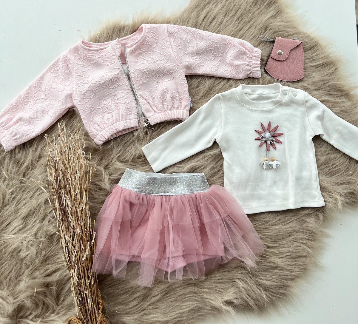 Goedkoopste luxe meisjesset - 4 delige babyset - vest, shirt, tulle broekrokje en tasje- kraamcadeau- geschenkset - babyshower -roze kleur-bloemetjes motief-gevoelige huid- 100 katoen-9 tem 12 maanden