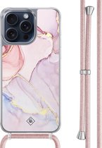 Casimoda® hoesje met rosegoud koord - Geschikt voor iPhone 15 Pro Max - Marmer roze paars - Afneembaar koord - TPU/polycarbonaat - Paars