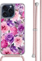 Casimoda® hoesje met rosegoud koord - Geschikt voor iPhone 15 Pro Max - Rosy Blooms - Afneembaar koord - TPU/polycarbonaat - Paars