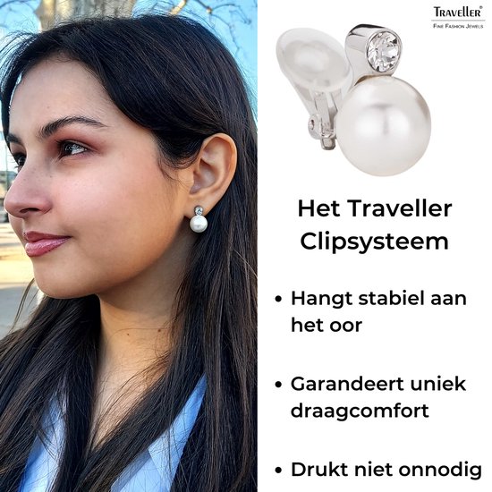 Model draagt witte pareloorbellen met helder kristal. Tekst: Het Traveller Clipsysteem, Hangt stabiel aan het oor, Garandeert uniek draagcomfort, Druk niet onnodig.