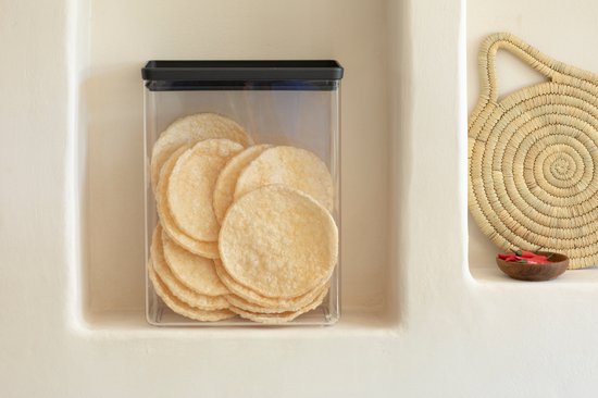 Boîte de conservation rectangulaire transparente avec 8 galettes de riz rondes, couvercle gris foncé