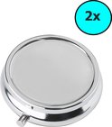 Zilverkleurig, gesloten pillendoosje met spiegel en 3 vakjes. Tekst '2x' in blauwe cirkel.