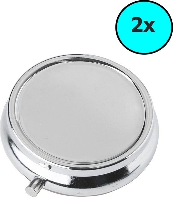 Zilverkleurig, gesloten pillendoosje met spiegel en 3 vakjes. Tekst '2x' in blauwe cirkel.