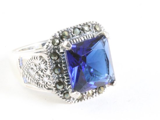 Opengewerkte zilveren ring met blauwe saffier en marcasiet - maat 18