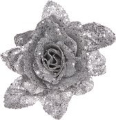 1x stuks decoratie bloemen roos zilver glitter met blad op clip 15 cm - Decoratiebloemen/kerstboomversiering