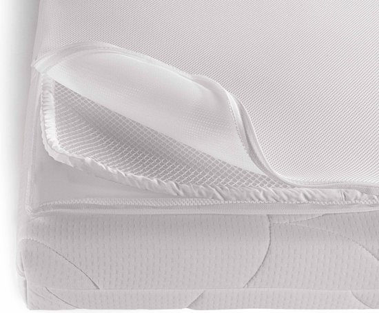 Zijaanzicht van een wit babymatras met een deels opengeslagen topper, die een mesh voering onthult.