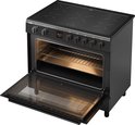 Zwart inductiefornuis ETNA FI590ZWA, met oven deur open, zes kookzones en digitale timer.