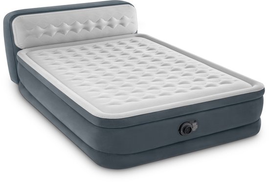 Grijs Intex luchtbed met witte hoofdbord en matras, schuine zijaanzicht.