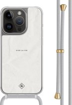 Casimoda® hoesje met grijs koord - Geschikt voor iPhone 13 Pro - Vive La Vie - Afneembaar koord - TPU/polycarbonaat - Grijs