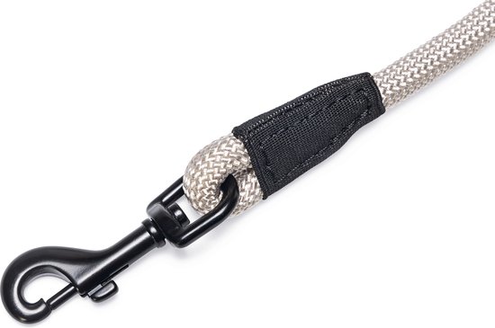 Zwarte karabijnhaak bevestigd aan de ronde grijze nylon riem met zwarte stoffen bescherming.