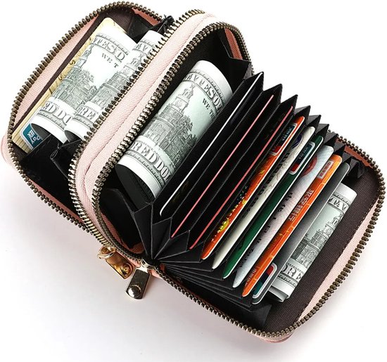 Roze portemonnee open met dubbele rits, gevuld met bankbiljetten en creditcards in vakjes.