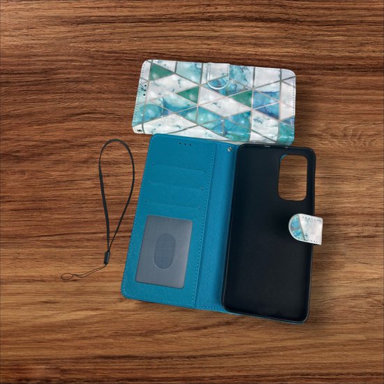 Openklapbaar telefoonhoesje met vakjes en polsbandje. Binnenkant blauw, buitenzijde marmer patroon.