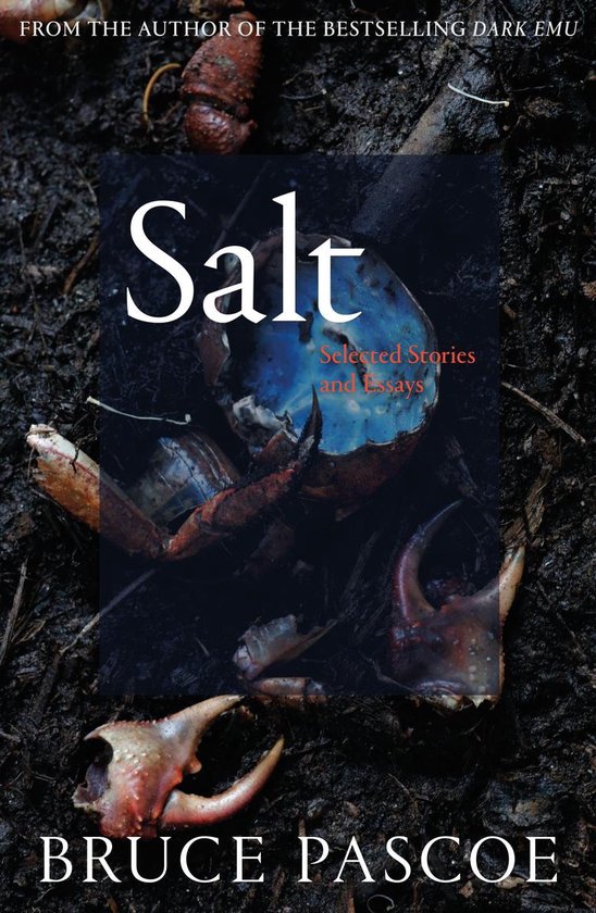 Boekcover van "Salt" met de titel Salt, Selected Stories and Essays door Bruce Pascoe. Tekst: FROM THE AUTHOR OF THE BESTSELLING DARK EMU. Het beeld toont een krab in blauwe en rode tinten, omringd door aarde.