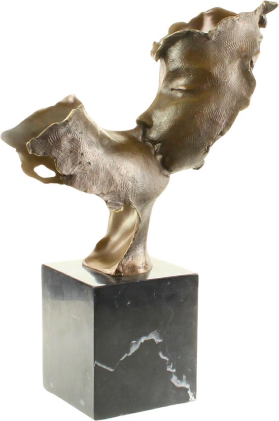 Statue de couple amoureux, Sculpture en bronze de deux visages qui s'embrassent, Sculpture sur un socle en marbre