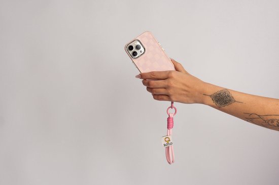 Lila hoesje voor iPhone 12 en 12 Pro met koord | iPhone 12 en 12 pro | lila | geruit | korte kettig | telefoon hoesje | phone case lilac