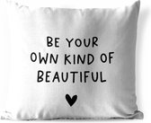 Buitenkussen - Engelse quote "Be your own kind of beautiful" met een hartje tegen een witte achtergrond - 45x45 cm - Weerbestendig
