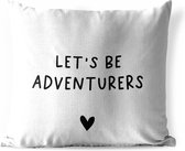 Buitenkussen - Engelse quote "Let's be adventurers" met een hartje tegen een witte achtergrond - 45x45 cm - Weerbestendig