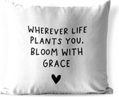 Sierkussen Buiten - Engelse quote "Wherever life plants you, bloom with grace" met een hartje voor een witte achtergrond - 60x60 cm - Weerbestendig