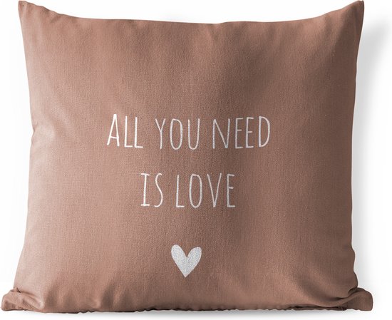 Sierkussen Buiten - Engelse quote "All you need is love" met een hartje tegen een bruine achtergrond - 60x60 cm - Weerbestendig