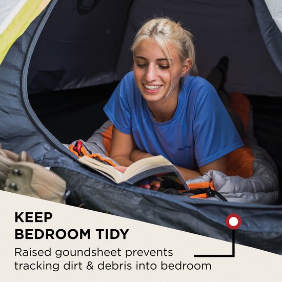 Vrouw leest een boek in een tent, met de tekst 'KEEP BEDROOM TIDY'.