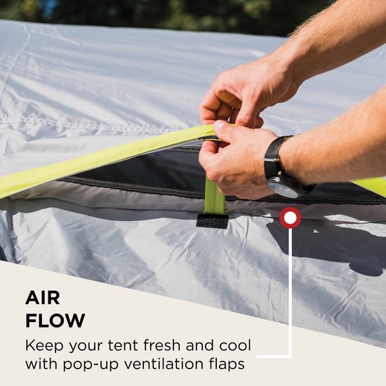 Handen sluiten de ventilatieflap van een tent, met de tekst 'AIR FLOW'.