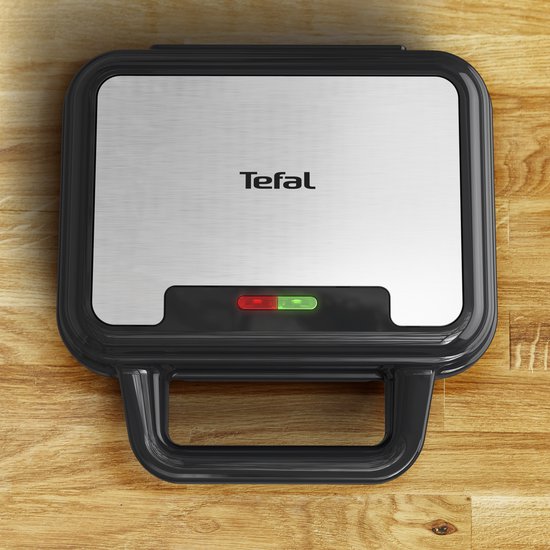 Gesloten Tefal 3-in-1 snackmaker met zilverkleurig deksel en zwarte behuizing.