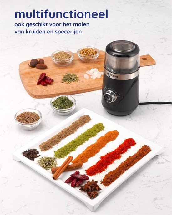 Zwarte Safecourt koffiemolen met diverse kruiden en specerijen, waaronder kaneelstokjes en steranijs.