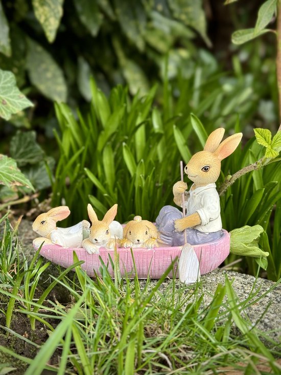 Papa bunny met kids in wortelboot 10 cm hoog - Paascollectie - voorjaar - Paashazen - hoogkwalitatieve kunststof - decoratiefiguur - interieur - accessoire - voor binnen en buiten - cadeau - geschenk - PASEN