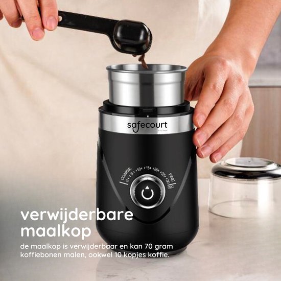 Lepel met koffiebonen gaat in een roestvrijstalen kuip van een zwarte Safecourt koffiemolen.