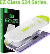 EZ Dust-Proof Glass screenprotector geschikt voor Samsung Galaxy S24 - Schermbescherming - Schermprotector met eenvoudige schermreiniger - Binnen 15 sec. 100% accuraat gemonteerd met installatietray - 9H tempered glass - Waterafstotend