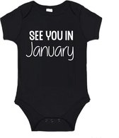 Soft Touch Rompertje (zwart) met witte Tekst - See you in January - Zwangerschapsaankondiging | Baby rompertje met leuke tekst | | kraamcadeau | 0 tot 3 maanden | GRATIS verzending