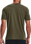 Man met olijfgroen shirt met korte mouw, zicht op de rug.