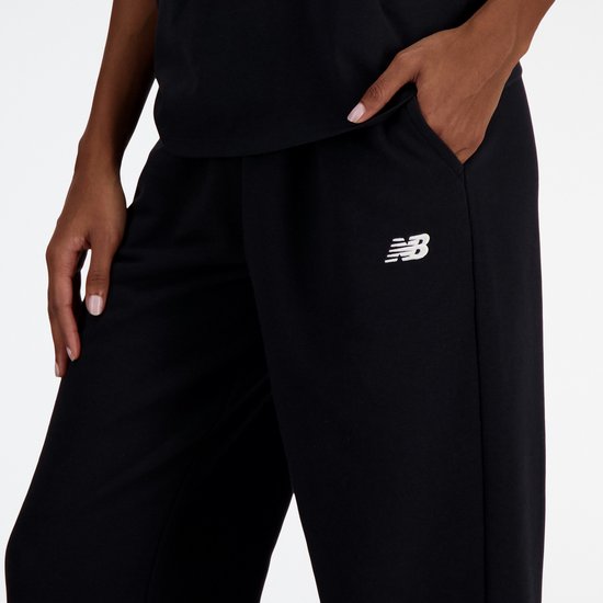 Zwarte New Balance joggingbroek met wit logo op de linkerheup.