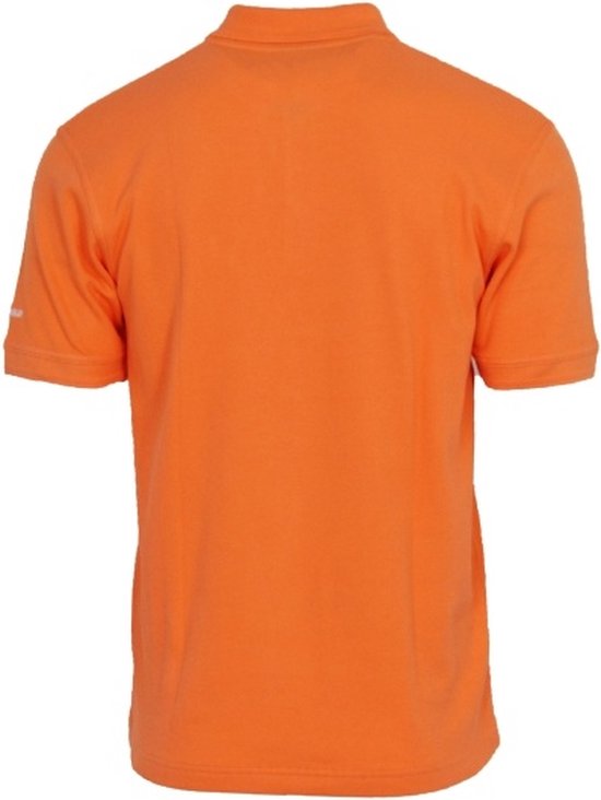 Achterkant van een effen oranje polo met korte mouwen en een logo op de linkermouw.