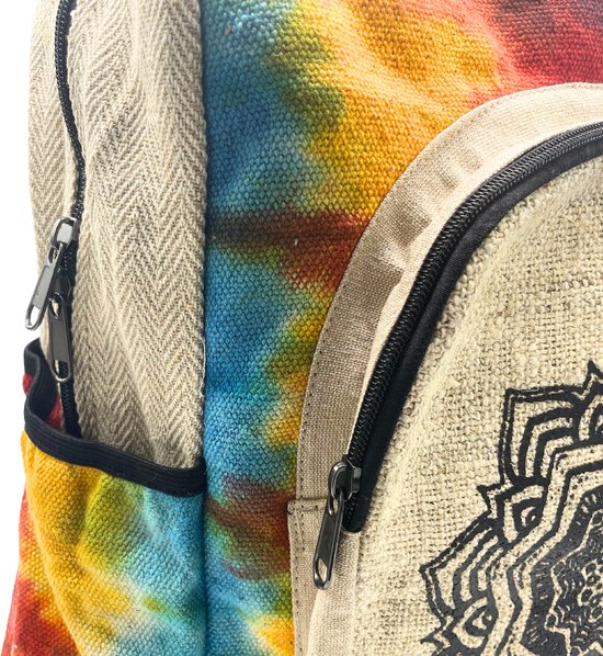 Détail d'un sac à dos tie-dye aux motifs multicolores, tissu beige à chevrons et impression mandala noire sur la poche avant.