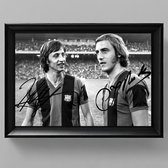 Johan Cruyff en Johan Neeskens Ingelijste Handtekening – 15 x 10cm In Klassiek Zwart Frame – Gedrukte handtekening – FC Barcelona - Nederlands Elftal – Oranje – Ajax – WK 1974 – Voetbal - Football