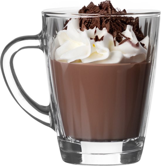 Een doorzichtige mok gevuld met chocolademelk en slagroom met chocoladeschaafsel.