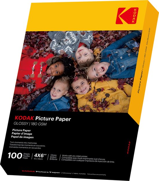 Kodak Picture Paper Glossy 180 GSM. Cinq enfants souriants allongés en cercle sur des feuilles d'automne.