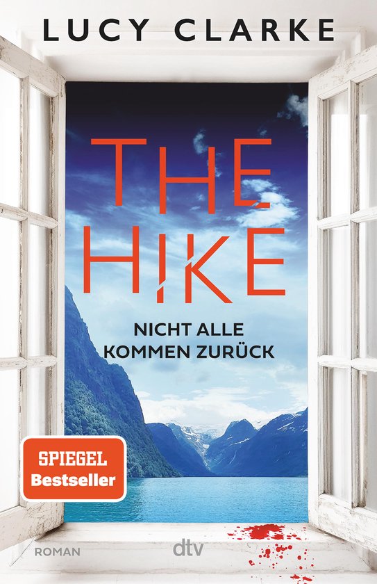 Boekomslag van 'The Hike' met een fjord, bergen en de tekst 'NIET ALLE KOMMEN TERUG'. Rode bloedspetters op de vensterbank.