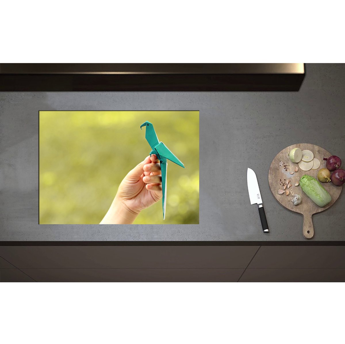 Inductieplaat Beschermer - Blauwe Origami Vogel op Hand van Mens in Groene Omgeving - 70x50 cm - 2 mm Dik - Inductie Beschermer - Bescherming Inductiekookplaat - Kookplaat Beschermer van Wit Vinyl