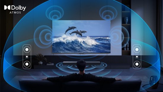 Man kijkt naar tv met dolfijnen, omgeven door geluidsgolven van Dolby Atmos en speakers.