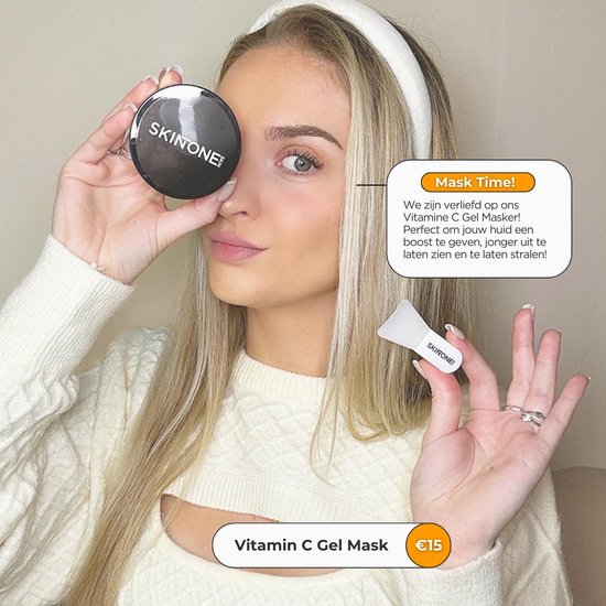 Vrouw met een potje "SKINTONE" voor haar oog en een spatel in haar hand. Tekst: "Mask Time!" "Vitamin C Gel Mask"