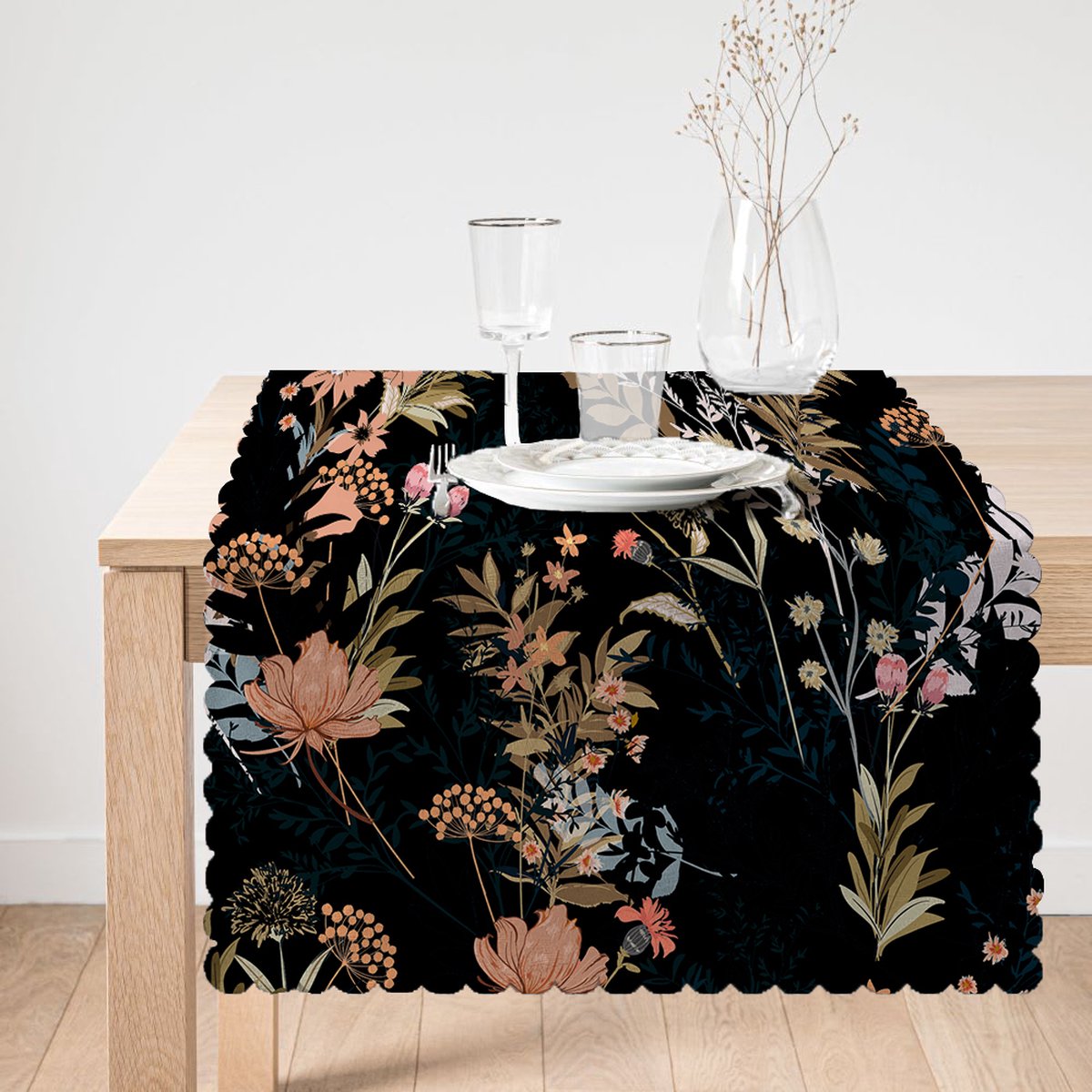Bedrukt Velvet textiel Tafelloper 65x240 cm - Bloemen op zwart - Fluweel - Runner