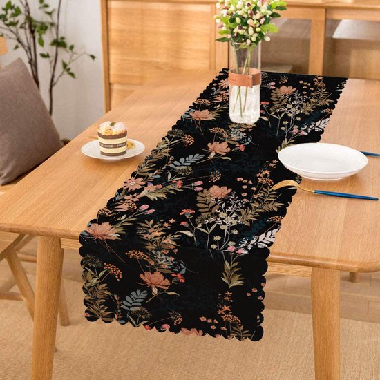 Tafelloper met een zwarte ondergrond en een gedetailleerd, veelkleurig bloemenpatroon. De randen zijn golvend.