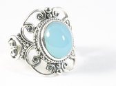 Opengewerkte zilveren ring met aqua chalcedoon - maat 21