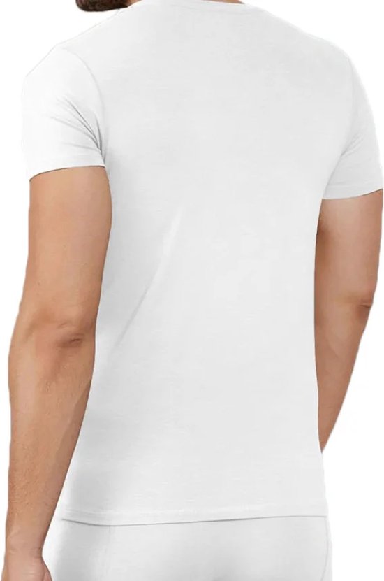 Achterkant van een man die een wit bamboe V-hals T-shirt draagt.
