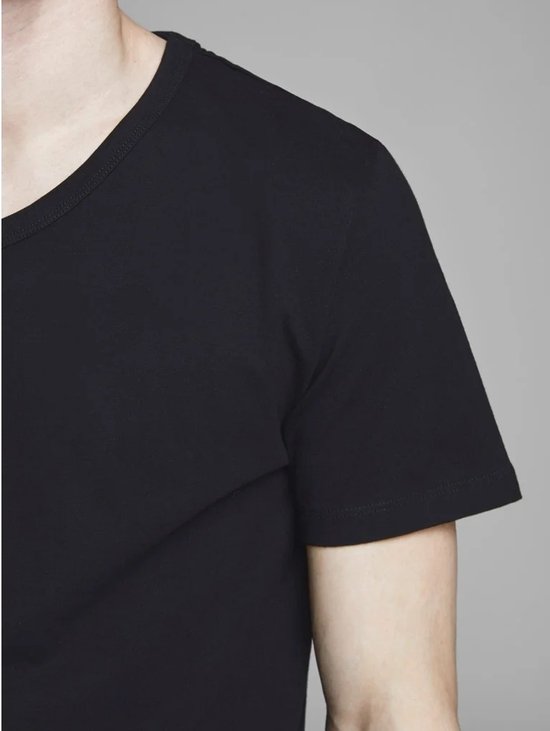 Zwarte T-shirt met korte mouwen, detail van de schouder.