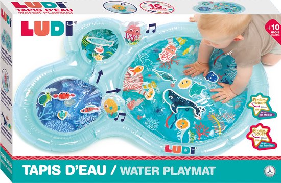 Verpakking van de Ludi water speelmat, met afbeelding van een baby die ermee speelt en tekst in het Nederlands en Frans.
